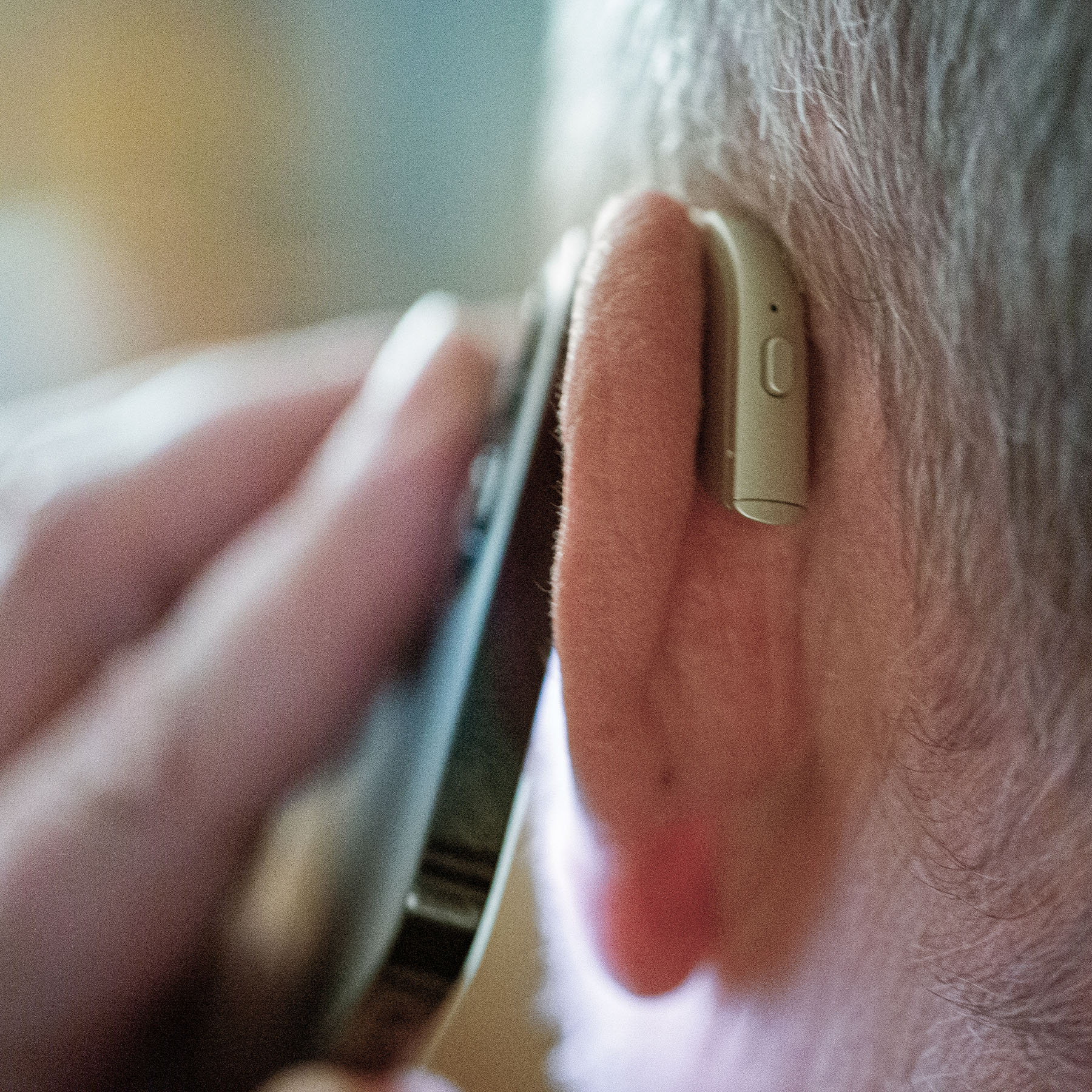 mand med resound one besvarer telefonopkald